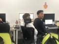 坐的很自然